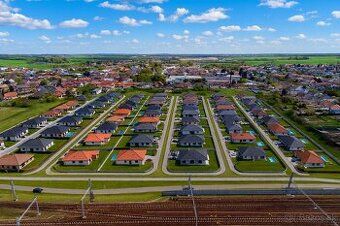 Šírka 10.5m.dlzka 60m.namestie.projekt a platna domu hotová.