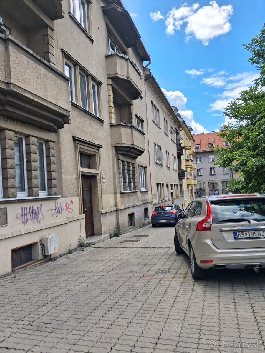 Na prenajom ,byt o rozlohe 96m - trojizbovy, 2xbalkon, jeden