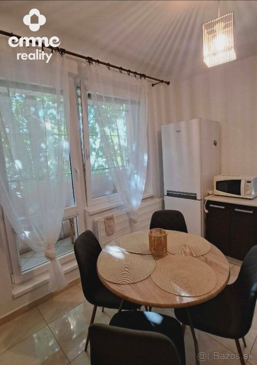 Kiadó egy tágas, 3 szobás, 99m²-es lakás a Neratovice lakóré