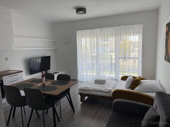 Kiadó egy tágas, 3 szobás, 99m²-es lakás a Neratovice lakóré