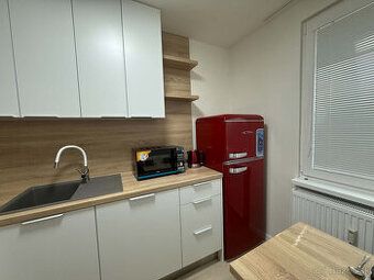 Kiadó egy tágas, 3 szobás, 99m²-es lakás a Neratovice lakóré
