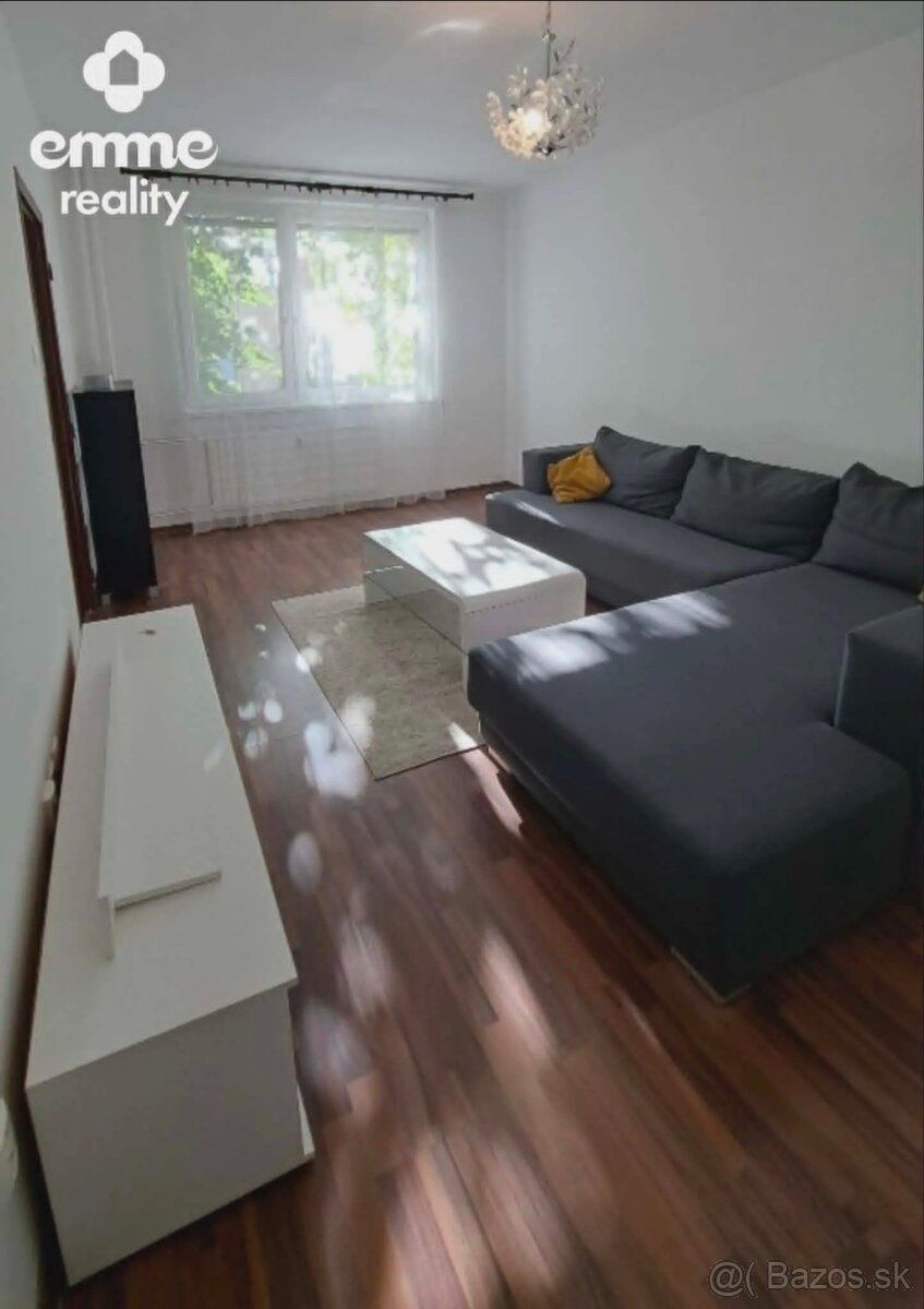 Kiadó egy tágas, 3 szobás, 99m²-es lakás a Neratovice lakóré