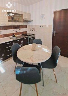 Kiadó egy tágas, 3 szobás, 99m²-es lakás a Neratovice lakóré