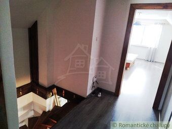 Usadlosť sa rozprestiera na kopci nad dedinou, takže poskytu