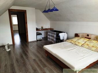 Usadlosť sa rozprestiera na kopci nad dedinou, takže poskytu