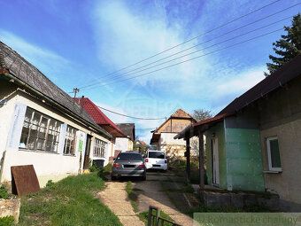 Usadlosť sa rozprestiera na kopci nad dedinou, takže poskytu