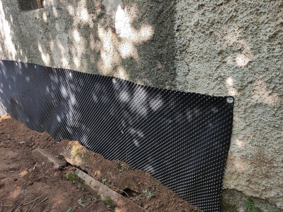 Predam garaz na vargovom 30m2 garaz je sucha. Elektrika 220V