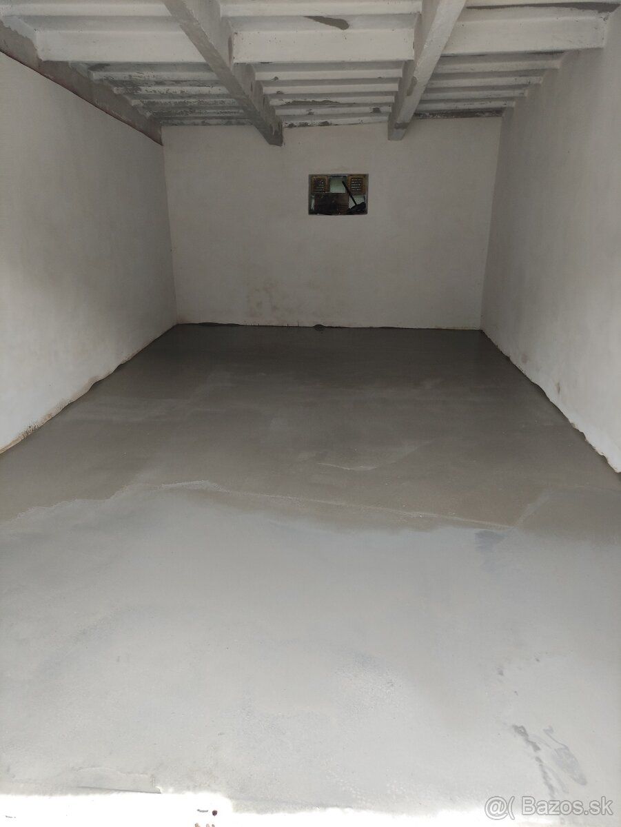 Predam garaz na vargovom 30m2 garaz je sucha. Elektrika 220V