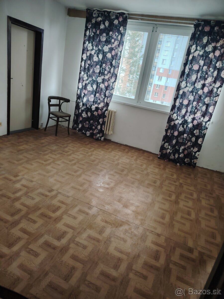ahojky hledam najemnika jednu max dvě osoby co pracují ,,, n