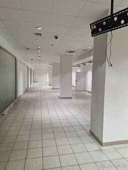 Na prenájom v centre Komárna exkluzívny obchodný priestor (2