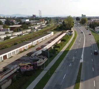 Na predaj: Priestranná garáž v srdci mesta – Jantárová ulica