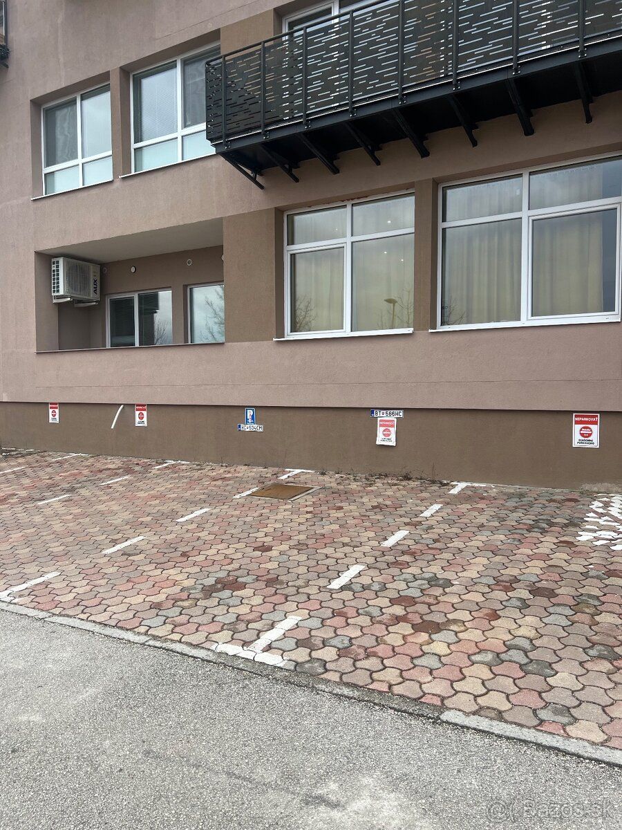 Ponúkam na prenájom parkovacie miesto pred apartmánovým domo