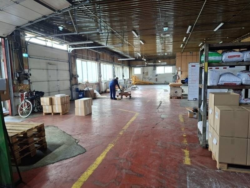 Na prenájom skladovo-výrobná hala k Surdoku – 330 m² s kance