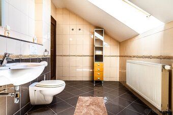 Ponúkam na predaj kompletne zariadený veľkometrážny 3-izbový