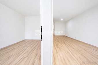 POSLEDNÝ VOĽNÝ! Moderný 2 izbový apartmán s terasou a nízkym