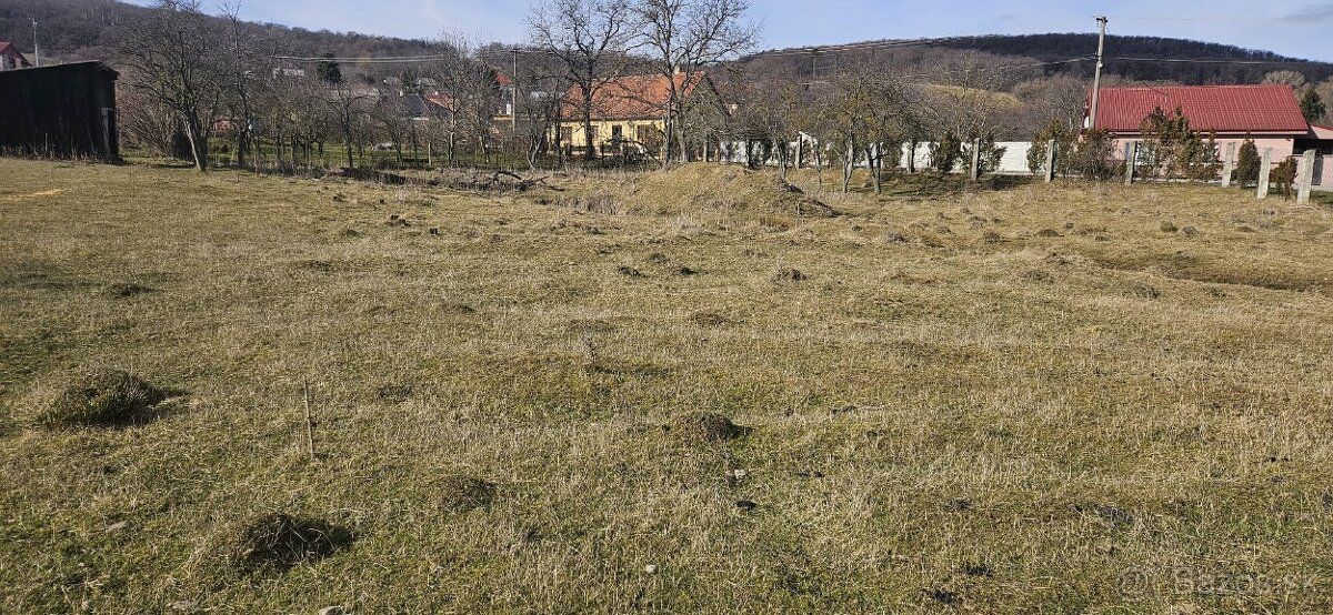 Predám rovinatý stavebný pozemok v centre obce Ardanovce (ok