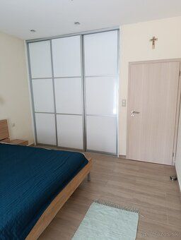 Ponúkame na predaj priestranný 4-izbový rodinný dom v príjem