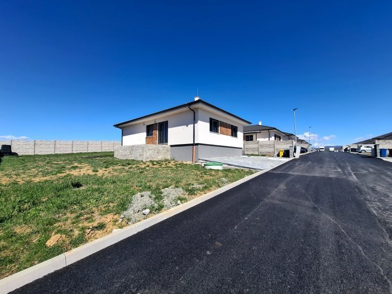 Ponúkame na predaj slnečný stavebný pozemok s výmerou 700 m²