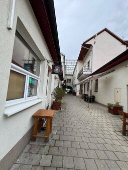 Ponúkam na prenajom menší obchodný priestor s výkladom o vým