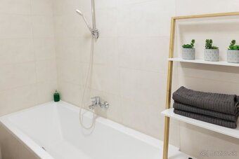 Ponúkame na predaj 2-izbový byt o výmere 43 m², situovaný na
