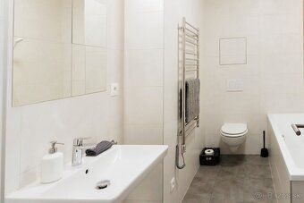 Ponúkame na predaj 2-izbový byt o výmere 43 m², situovaný na