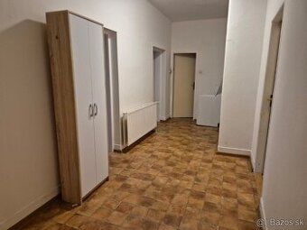Dobrý deň prajem ponúknite rodinný dom v meste Zlaté Moravce