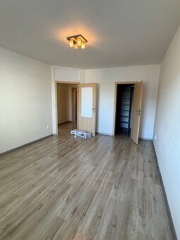 Ponúkame na dlhodobý prenájom 120m2 nezariadený byt s balkón