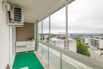3 izbový moderný byt s terasou s jedným parkovacím státím, l