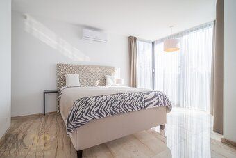 Tento exkluzívny 5-izbový apartmán sa nachádza v tichej a ži