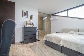 Tento exkluzívny 5-izbový apartmán sa nachádza v tichej a ži