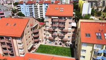 Byt, ktorý má všetko, čo môžete v meste žiadať.
Len 5 min. o