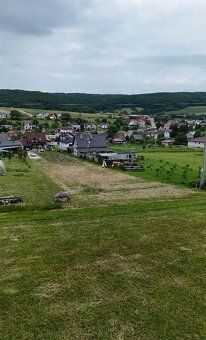Ponúkame na predaj rovinatý stavebný pozemok v zastavanej ča