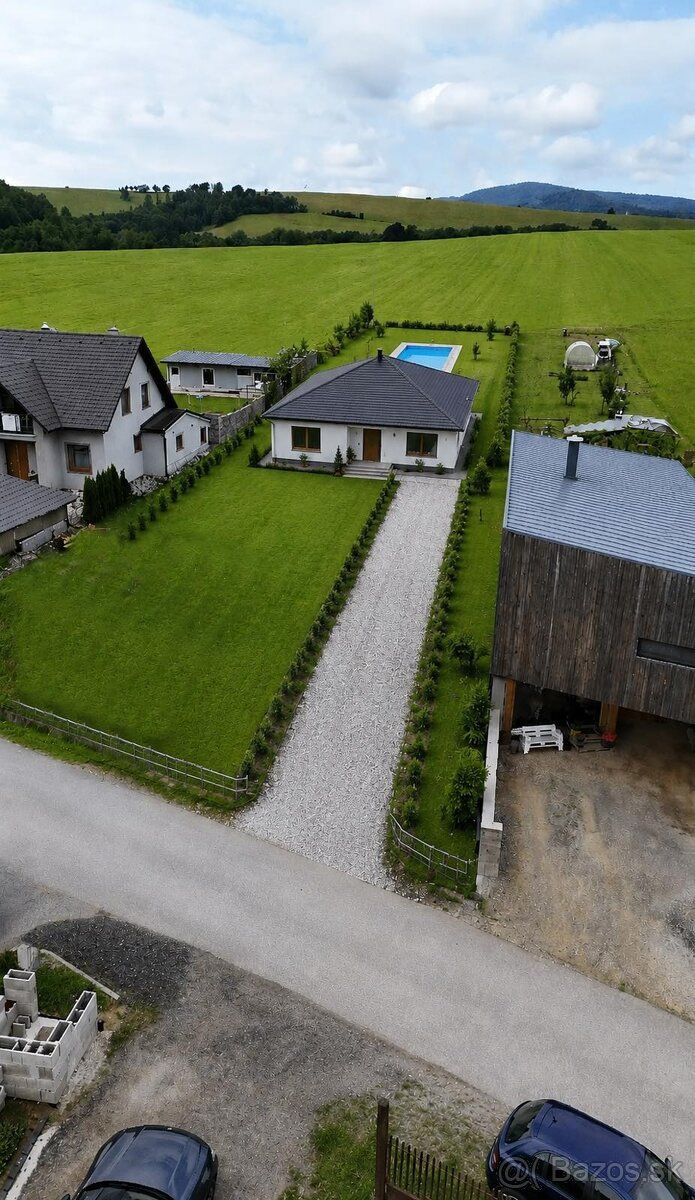 Ponúkame na predaj rovinatý stavebný pozemok v zastavanej ča