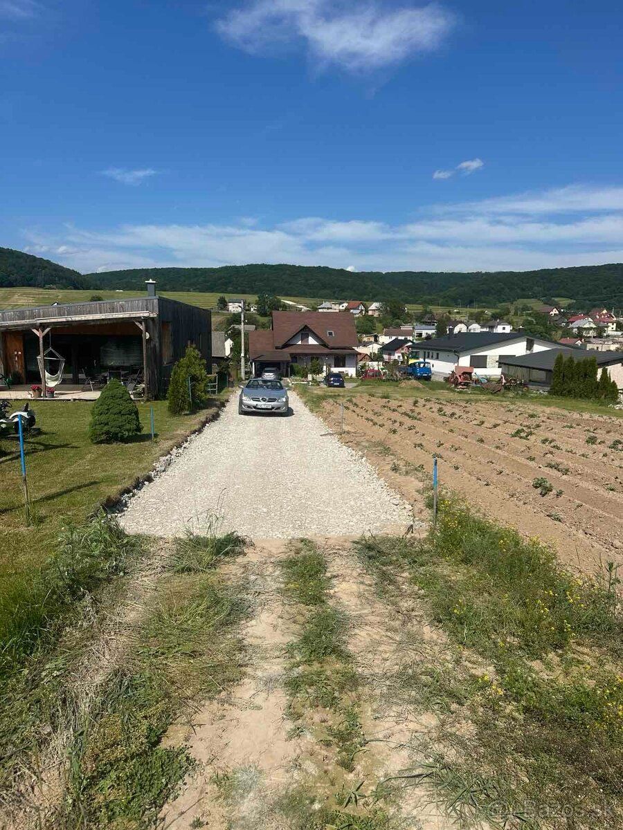 Ponúkame na predaj rovinatý stavebný pozemok v zastavanej ča