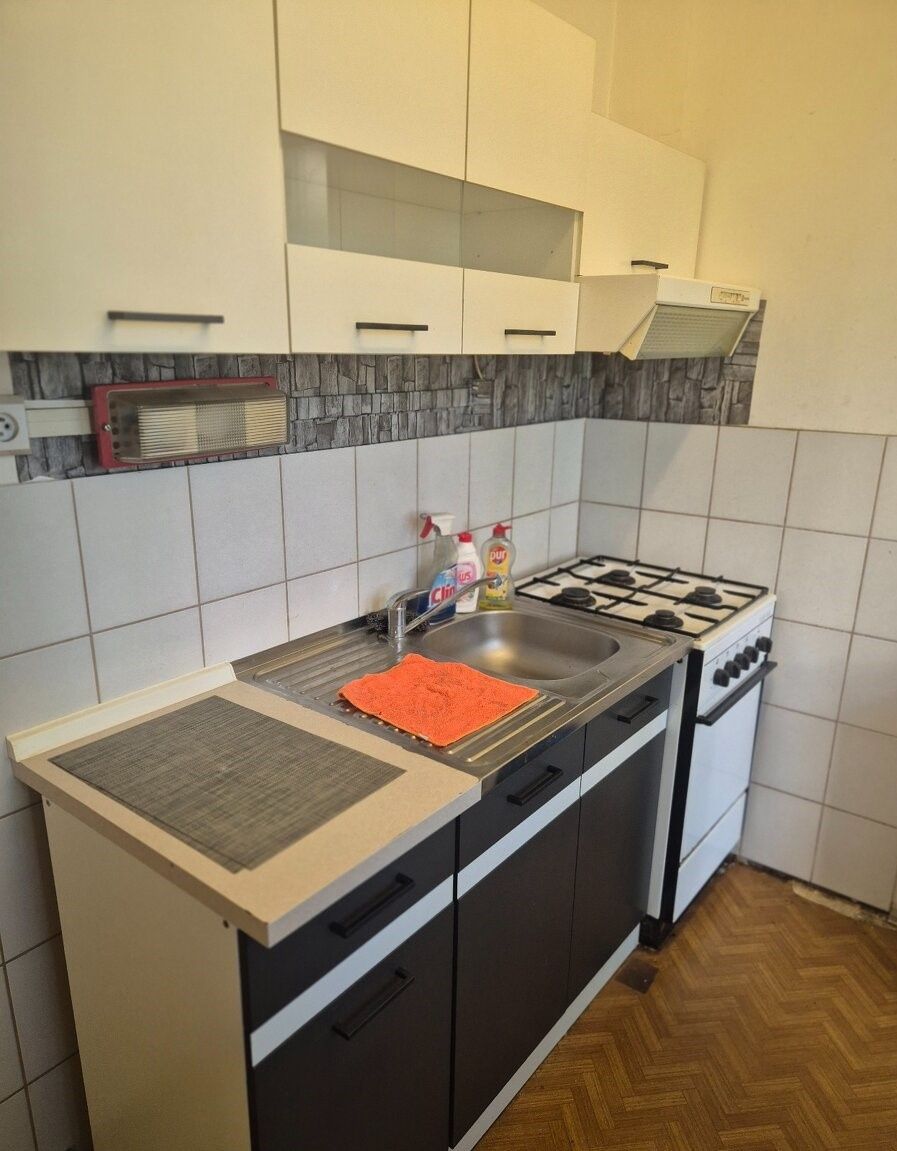 Na predaj: Čiastočne prerobený 1-izbový byt s veľkou lodžiou