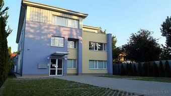 Administratívny priestor v novej 3-podlažnej administratívne