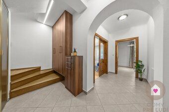 VILA S TROMI SAMOSTATNÝMI BYTMI, BAZÉNOM A WELLNESS | KARLOV