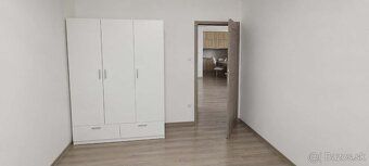Ponúkam na prenájom priestranný 3-izbový byt v obci Lokca na