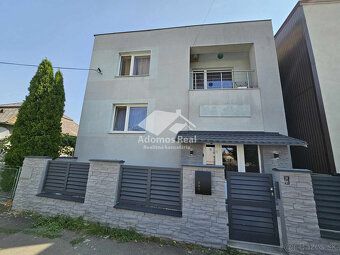 Ponúkame Vám na predaj samostatne stojaci veľký 4 - izbový r