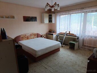 Predám priestranný, veľmi zachovalý a udržiavaný rodinný dom