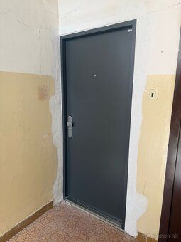Ponúkame na predaj priestranný a svetlý 3-izbový byt s balkó