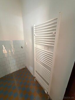 Ponúkame na predaj priestranný a svetlý 3-izbový byt s balkó