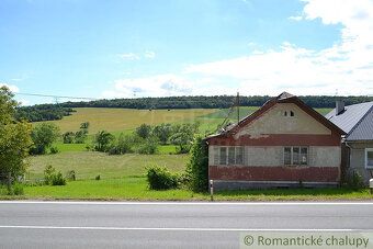 Pôvodný rodinný dom sa nachádza na rozľahlom slnečnom pozemk