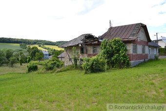 Pôvodný rodinný dom sa nachádza na rozľahlom slnečnom pozemk