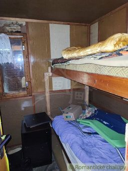 Chata priamo pri potoku v lese má obytnú plochou cca 32 m², 