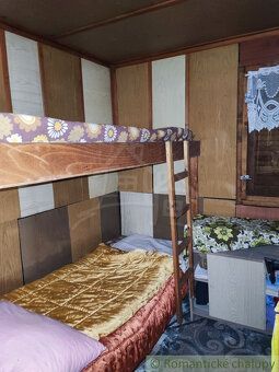 Chata priamo pri potoku v lese má obytnú plochou cca 32 m², 