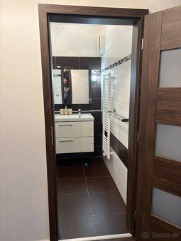 Продам 3-кімнатну квартиру в центрі Жиліни (Шашварка) площею 108 м² разом із підвалом.