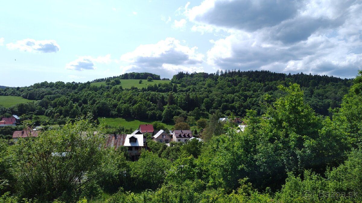Predám rekreačný pozemok v Kolaroviciach pri hlavnej ceste ,