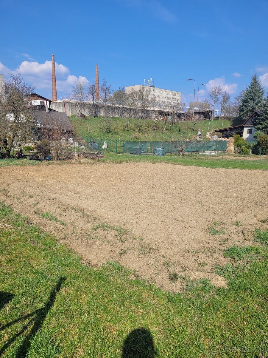 Predám záhradu 4a bez chatky s ovocnými stromami a s prípojk