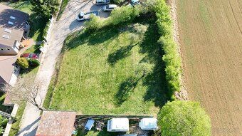 🌲 Predaj slnečného pozemku v obci Pastuchov v tichej slepej 